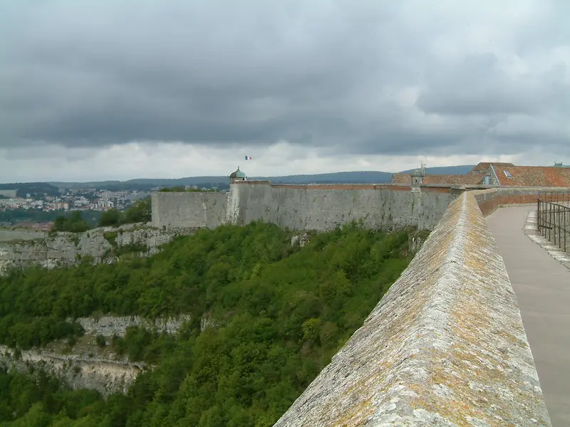 La Citadelle de Vauban fortifiée à Besançon vue panoramique depuis le mont de Bregille dans le Doubs